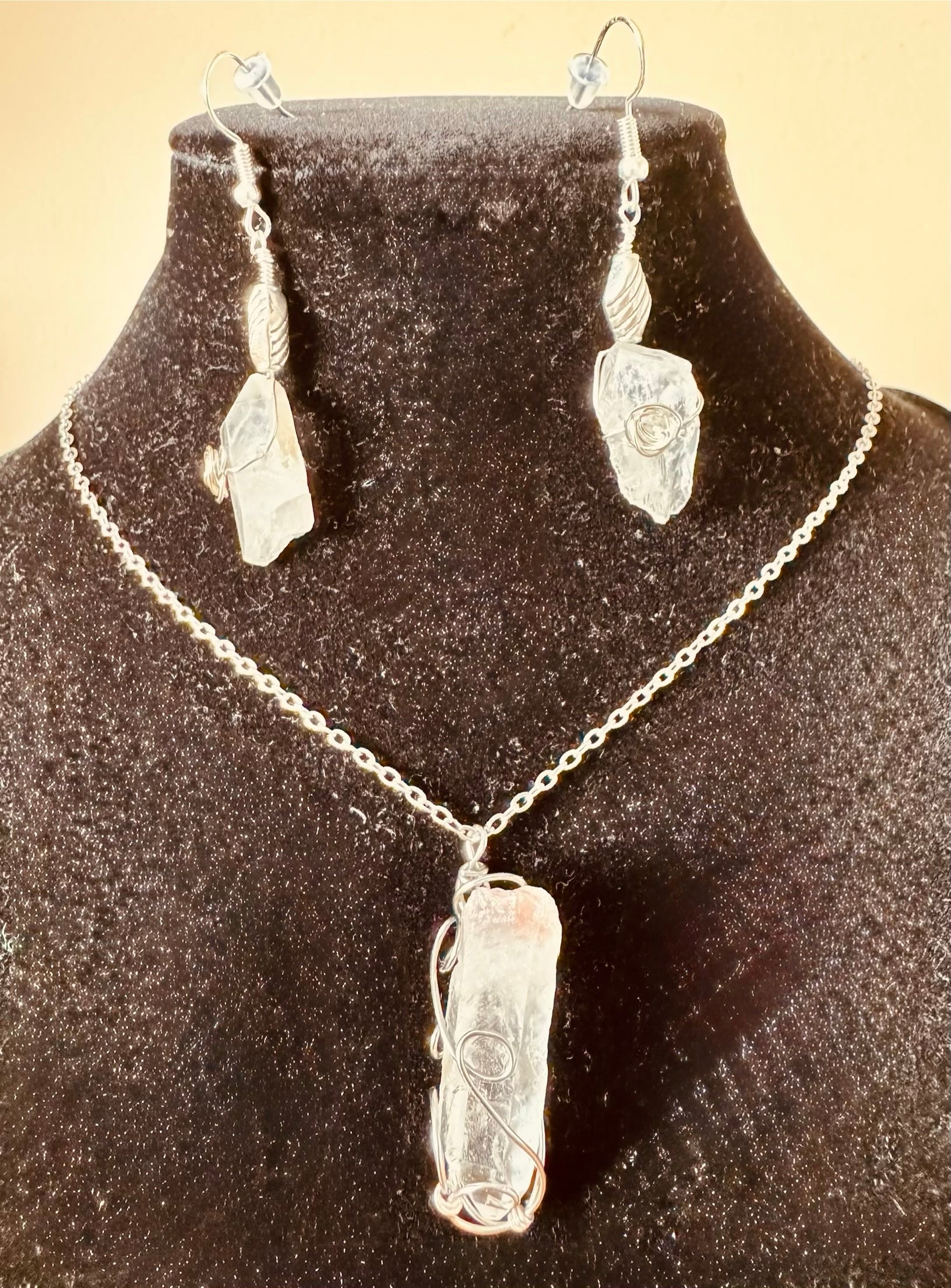 Amplifying Beauty Necklace and Earring Set image 0